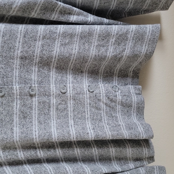 Torrid Size 2 Grey and White Striped Long Sleeve Top - Picture 3 of 6